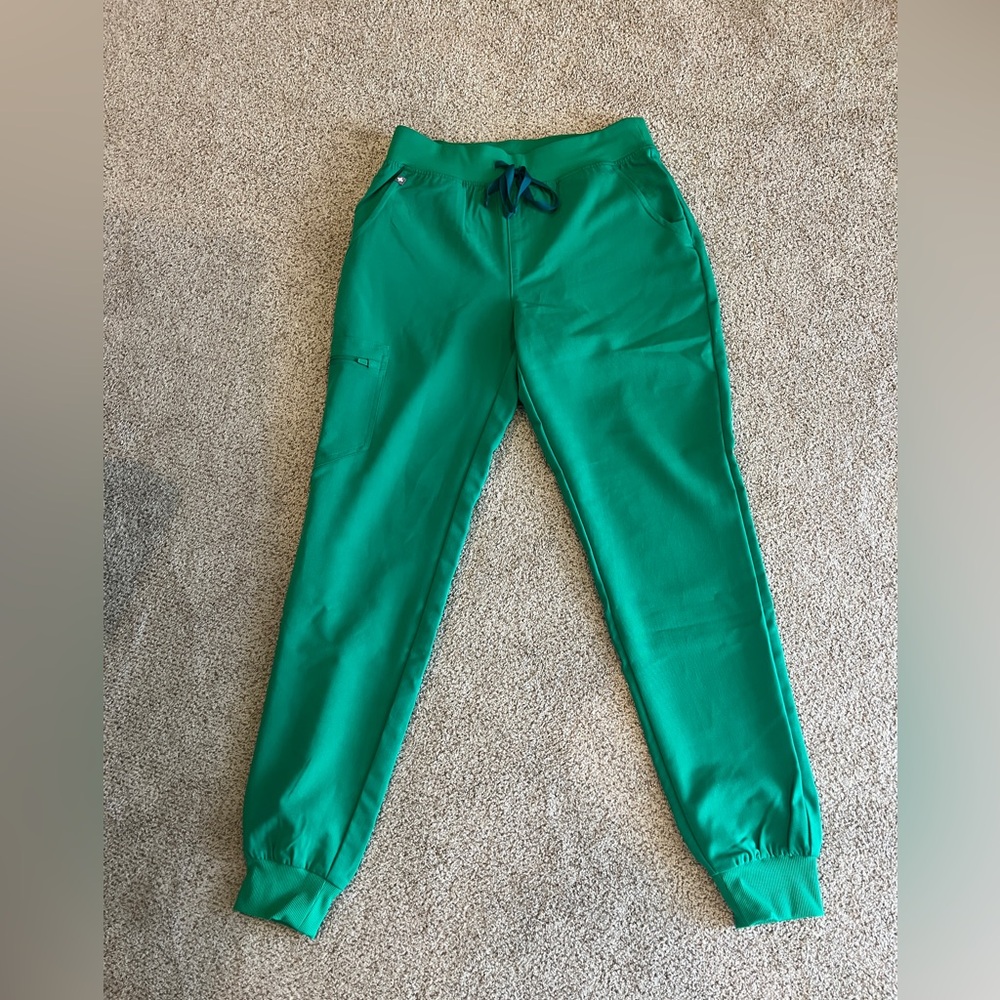 NWOT Figs Rare evergreen Zamora joggers. The color is perfect for summer!